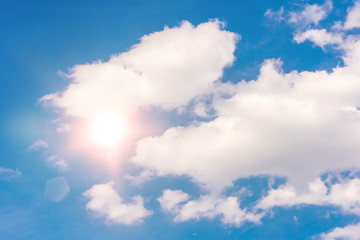 Wolken am Himmel mit Gegenlicht