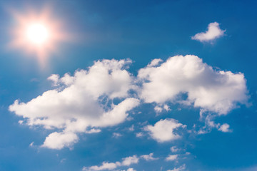 Wolken am Himmel mit Gegenlicht