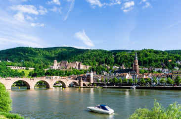 Heidelberg Panorama mit Schloss alter Brücke bei blauen Himmel wolken