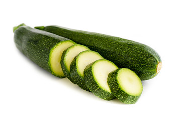 zucchini zucchinis isoliert freigestellt auf weißen Hintergrund, Freisteller
