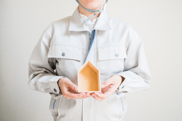 家を持つ女性作業員