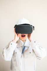 VRデバイスをつけた女性作業員