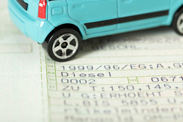 Ein KFZ Schein und ein Diesel Auto