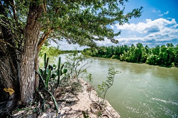 rio grander dividing border between usa and mexico