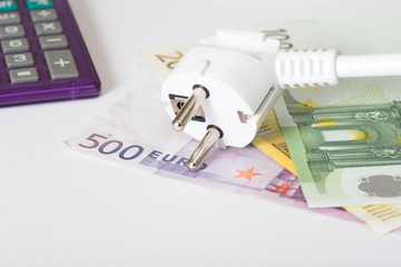 Ein Elektro Stecker und Euro Geldscheine