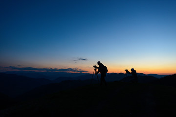 Obraz premium Nature photographer taking photos in the mountains