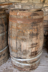 altes Eichenholzfass mit Eisenringen