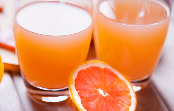 Grapefruit juice and grapefruit slice 
