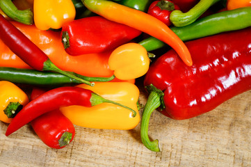 Scharfe Gewürzschotem auf einem Holztisch 