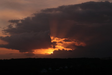 Abendrot hinter einer Wolke