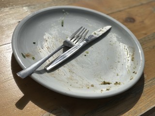 Leerer Teller mit Besteck