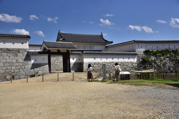 赤穂城跡・本丸門に母子