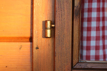 Fensterrahmen mit Scharnier