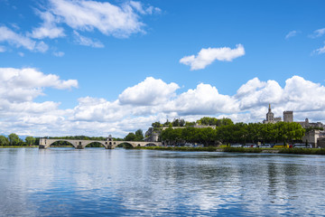 Obraz premium 快晴のアヴィニョンとサン・ベネゼ橋