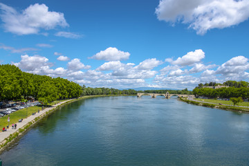 Fototapeta premium 快晴のアヴィニョンとサン・ベネゼ橋