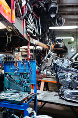 Obraz premium Background image of empty mechanics garage with opened toolbox set for car works