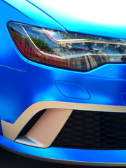 Scheinwerfer und Frontspoiler der Sportversion eines deutschen Mitteklasse Kombi mit Mattlack in...