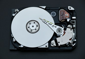 Offen Festplatte auf schwarzem Hintergrund 