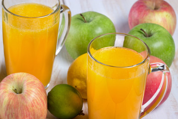 Фруктовый сок,фрукты на деревянном столе,фон деревянная простая стена