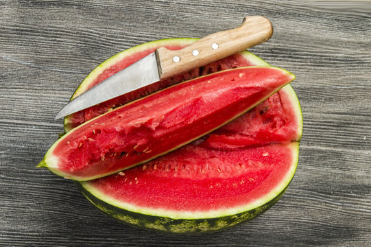 Watermelon slices and knife pictures, eating watermelon in summer and slicing with knife,


