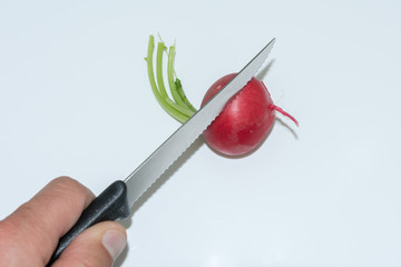 Rüsten von Gemüse in der Küche mit Messer