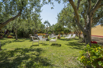 Esterni di villa con arredamento da giardino e piscina