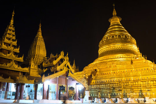 Shwezigon Paya Golden Temple at night in Bagan, Myanmar　バガンのシュエジゴン寺院