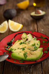 Vorspeisenteller mit Avocado