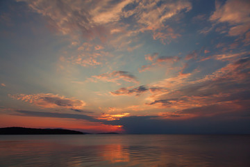 dramatischer Himmel über dem Meer