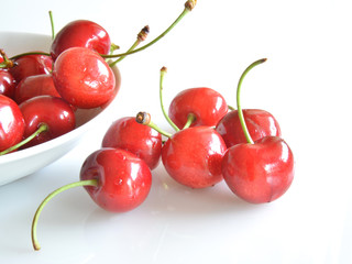 ciliegie, closeup su sfondo bianco ciliege rosse in primo piano su sfondo bianco