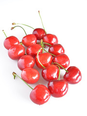 ciliegie, closeup su sfondo bianco ciliege rosse in primo piano su sfondo bianco