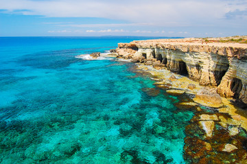 Falaises rocheuses et eau de mer azur près de la péninsule de Cavo Greko, île de Chypre