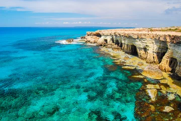 Fotobehang Rots kliffen en azuurblauw zeewater in de buurt van Cavo Greko schiereiland, Cyprus eiland © pkazmierczak