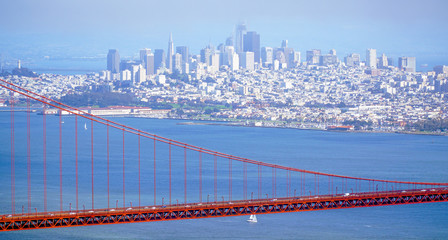Fototapeta premium View over the city of San Francisco and Golden Gate Bridge from the hills - SAN FRANCISCO - CALIFORNIA - APRIL 18, 2017