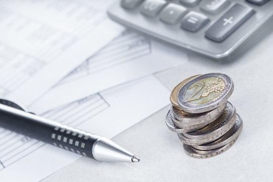 Finanzen, Euro, M&uuml;nzstapel auf Tabellen mit Stift und Taschenrechner, Hintergrund, Detail