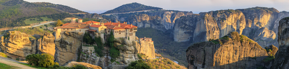 Fototapeta na wymiar The gigantic rocks of Meteora are perched above the town of Kalambaka. The most interesting summits are decorated with historical monasteries, included in the World Heritage List of Unesco. 