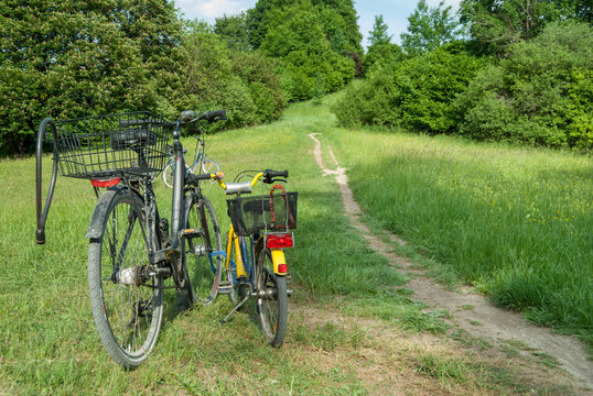 Path to the Perlacher Muggl (also Mugl); bikes in the foreground