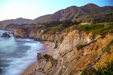Fototapeta na wymiar The cliffs at the Pacific coast at Big Sur California