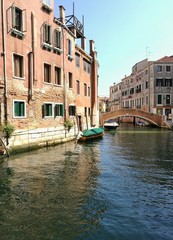Fototapeta na wymiar VENICE, ITALY - MAY 18, 2017 : canal of Venice with boats and bridge.