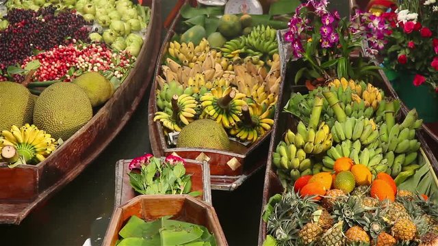Damnoen saduak floating market is famous in Thailand and sights and sale of vegetables, fruits and desserts.