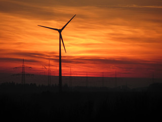 Obraz premium sonnenuntergang mit windrad