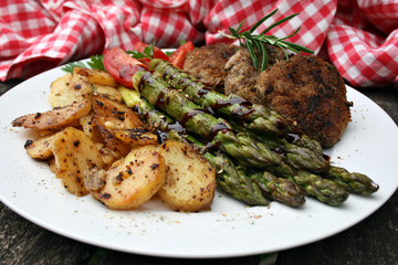 organisch, lifestyle, meatballs, asparagus, balsamico, bianco, bratkartoffeln, urbano