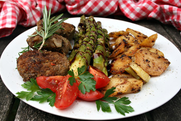 organisch, lifestyle, wirtshaus, bayern, foodie, werbetafel, bratkartoffeln, frikadelle, spargel, balsamico