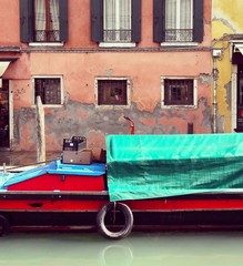 Fototapeta na wymiar Venice canal boat wall