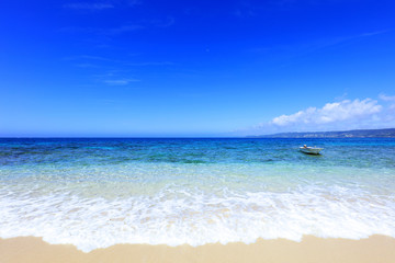 美しい沖縄のビーチと夏空
