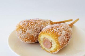 砂糖をまぶしたアメリカンドッグ