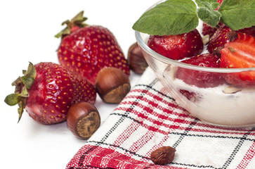 клубника с мороженым и орехами