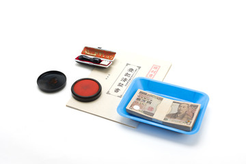 登記済証書　権利書と日本円現金の百万円の札束と人物なしの白背景