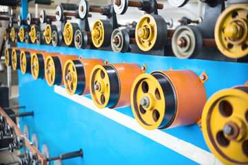 Rotating rubberized wheels of the winding machine.