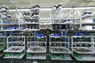 The conveyor of the shoe factory